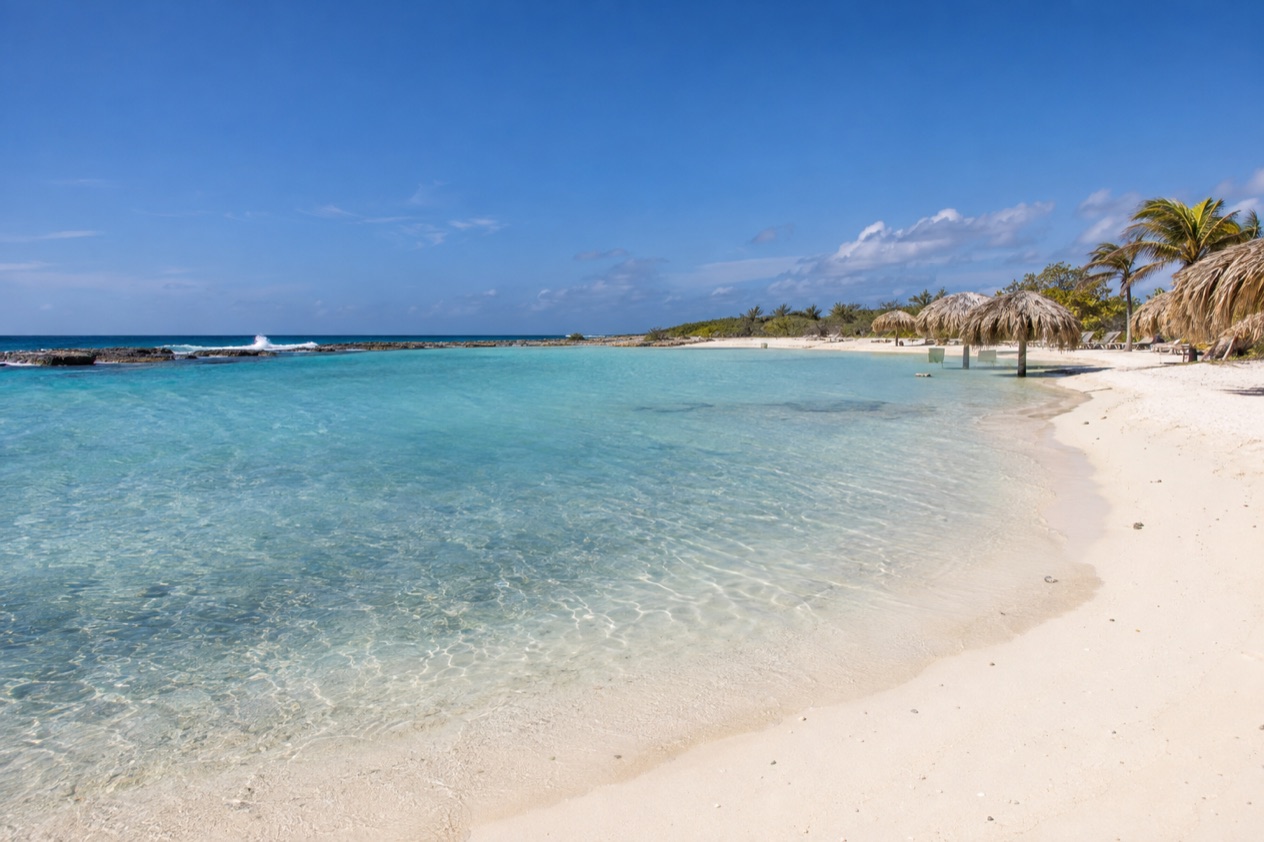 The shallow lagoon of Baby Beach