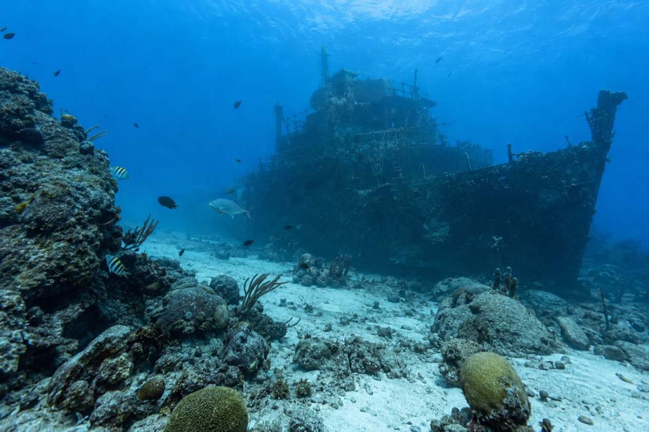 Clear water over a wreck