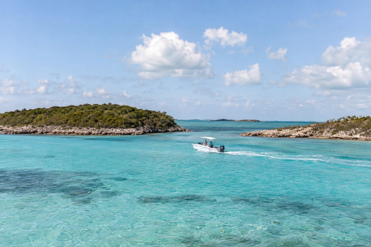 A boat between cays