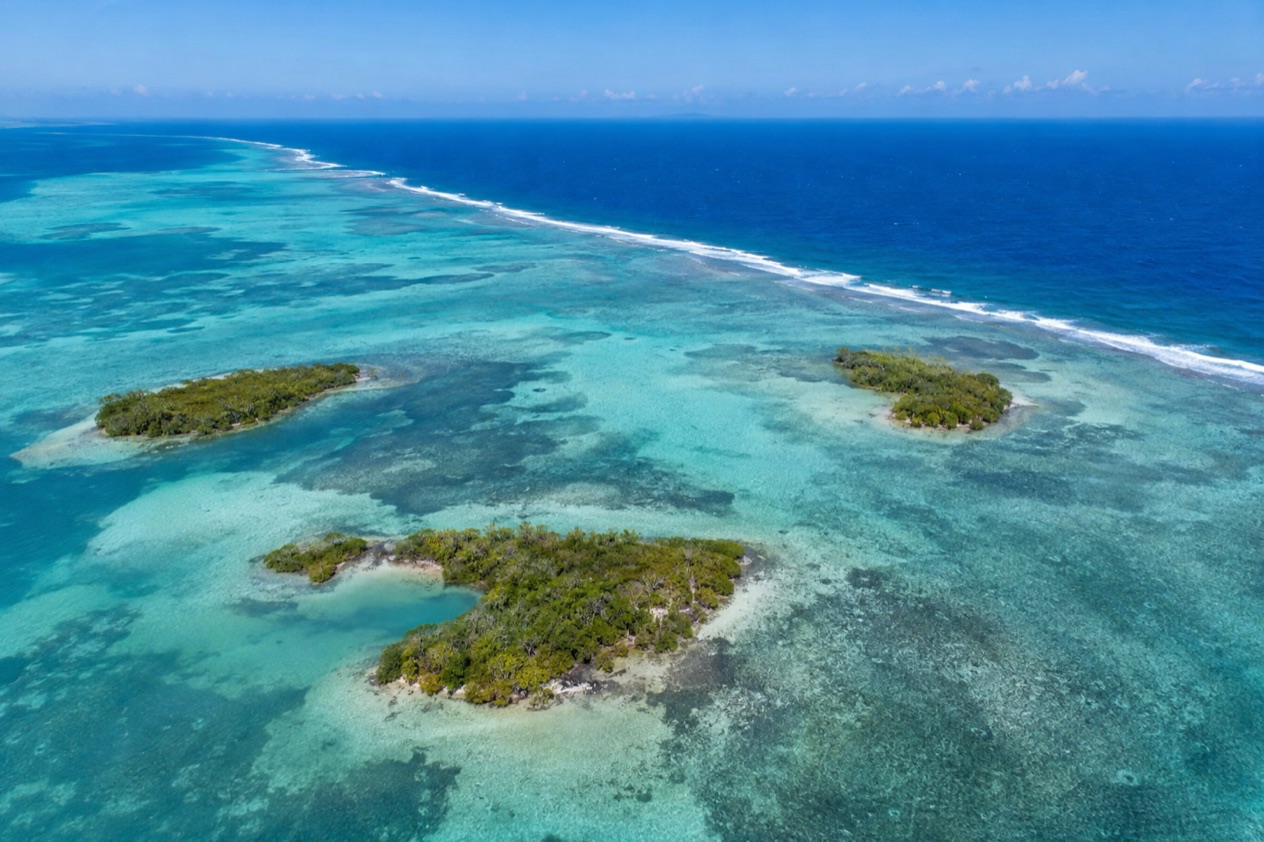 The barrier reef and cayes of Belize in the dry season