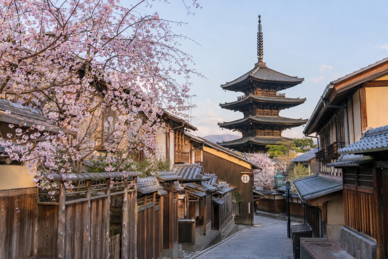 A street in Higashiyama, Kyoto in the cherry blossom season